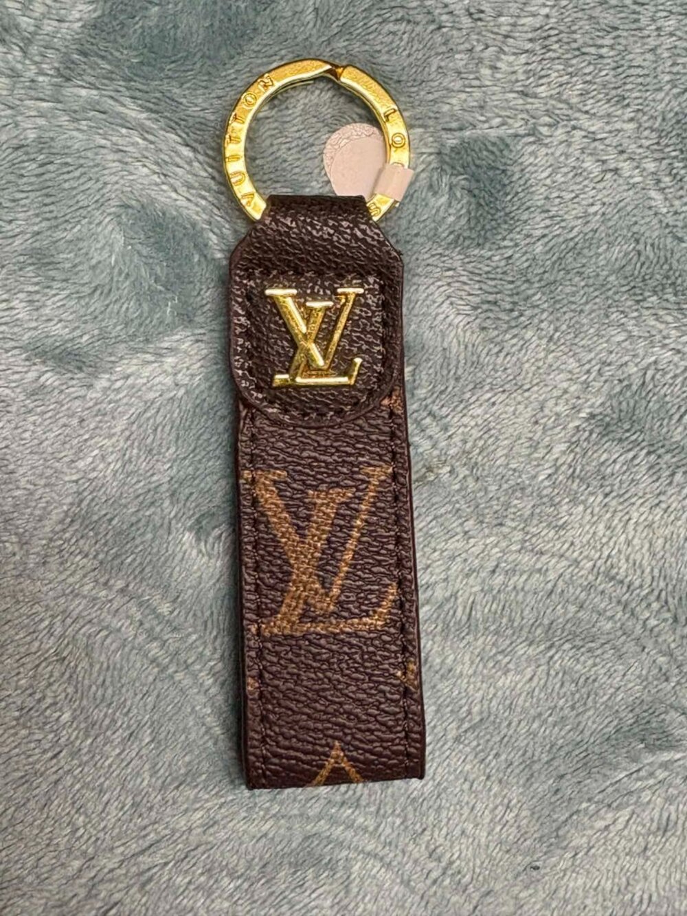 Faux Leather Keychain with gold detail - Picture 2 of 4